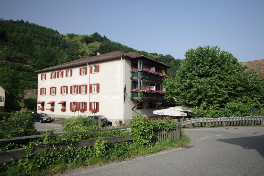 Gasthof Und Pension Zum Kreuz Lautenbach Exterior photo